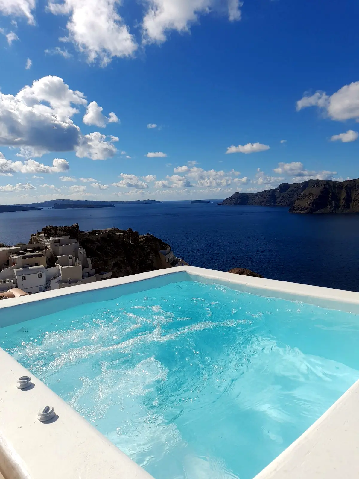 Jacuzzi στη Σαντορίνη με θέα στην Καλντέρα