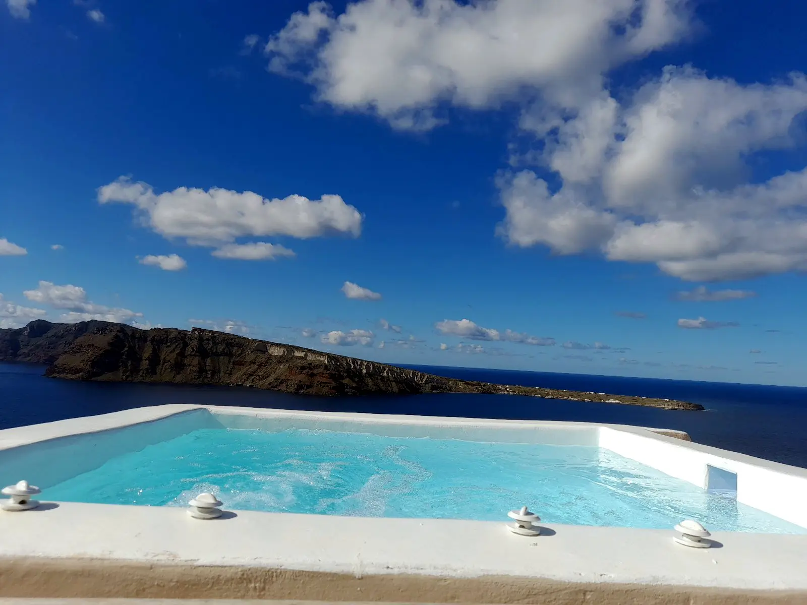 Infinity jacuzzi στη Σαντορίνη με θέα στην Καλντέρα